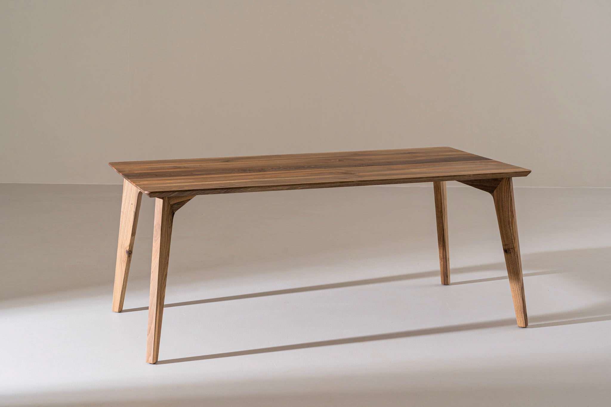 AMBER Walnoothouten eettafel