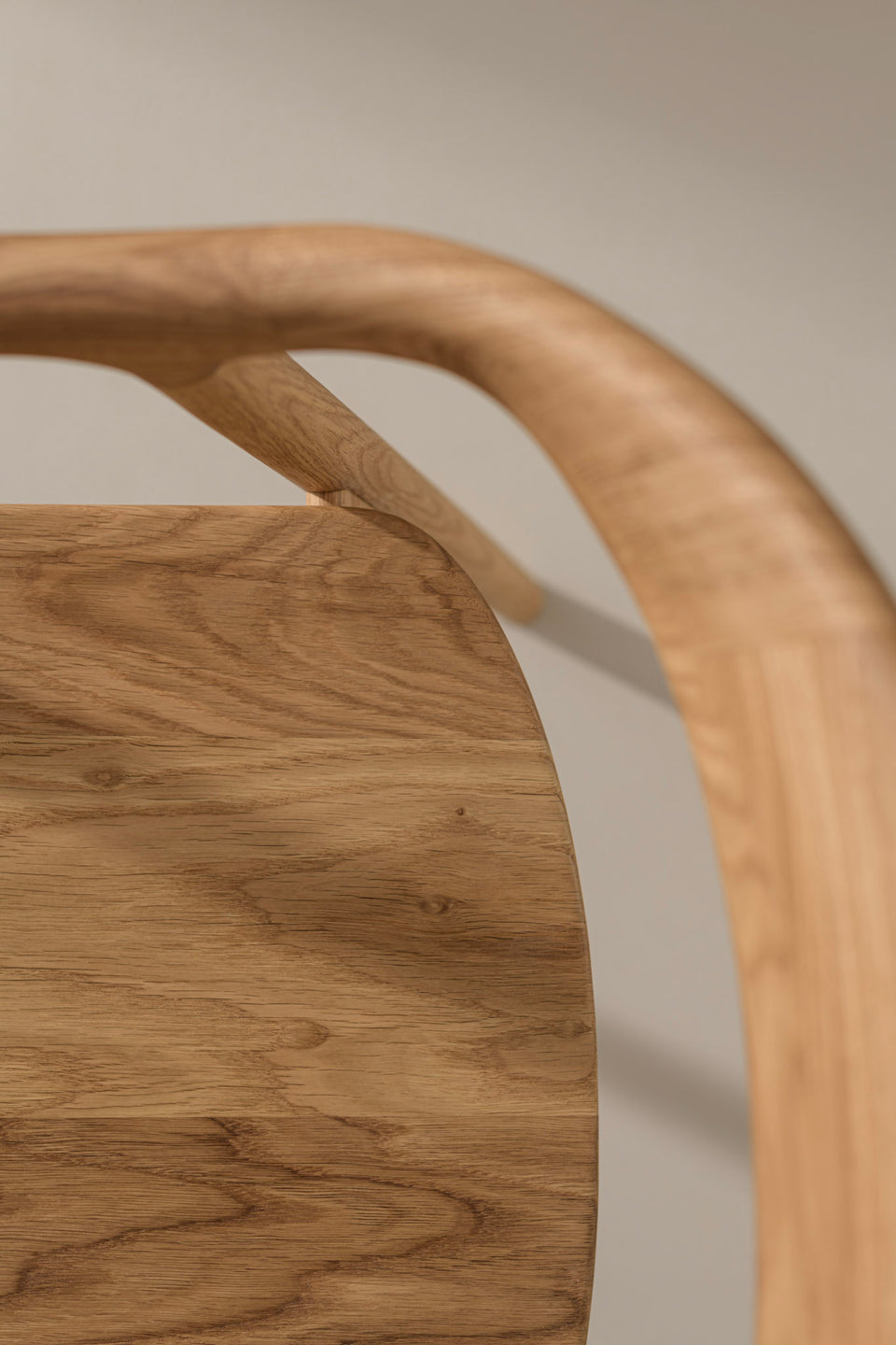 Sitz aus Holz oder gepolstert in italienischem Leinen oder Leder.
