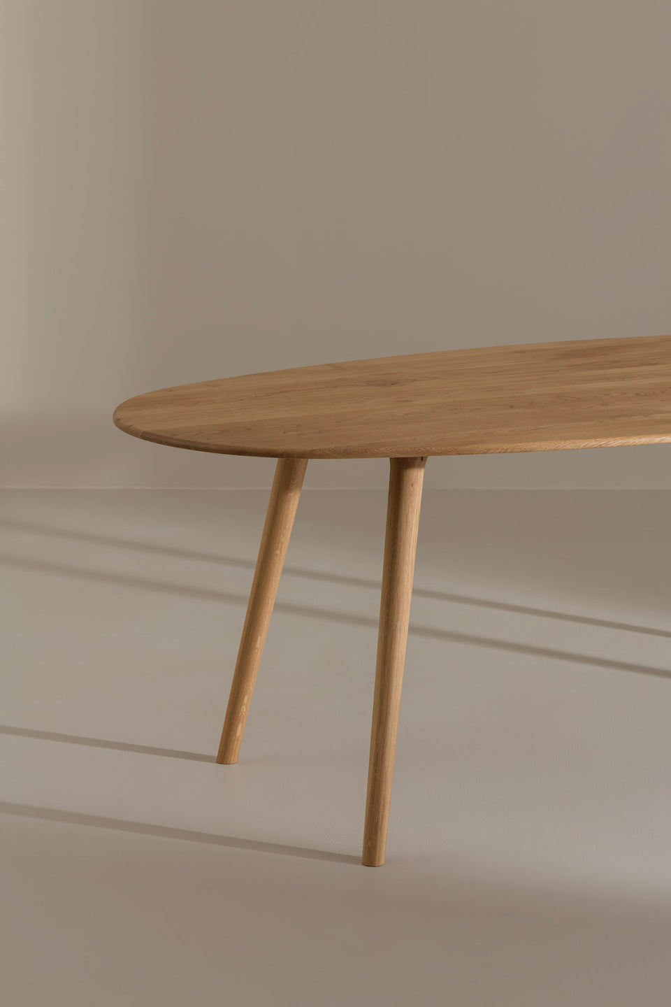 Elke tafel wordt op bestelling gemaakt in onze werkplaats, in Europees massief hardhout naar keuze.