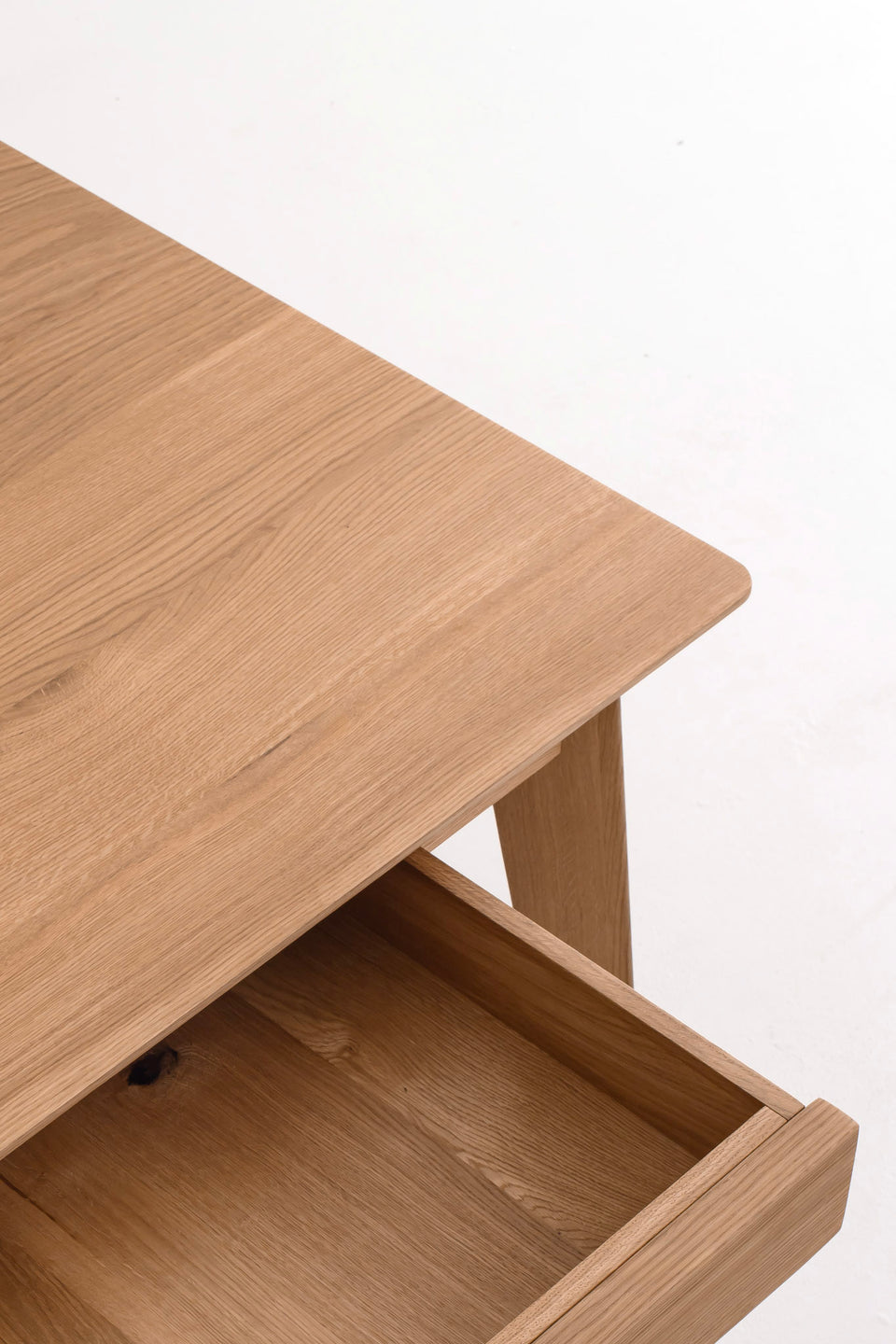 Mit natürlichen Ölen veredelt, die schützen und die Maserung sichtbar lassen.