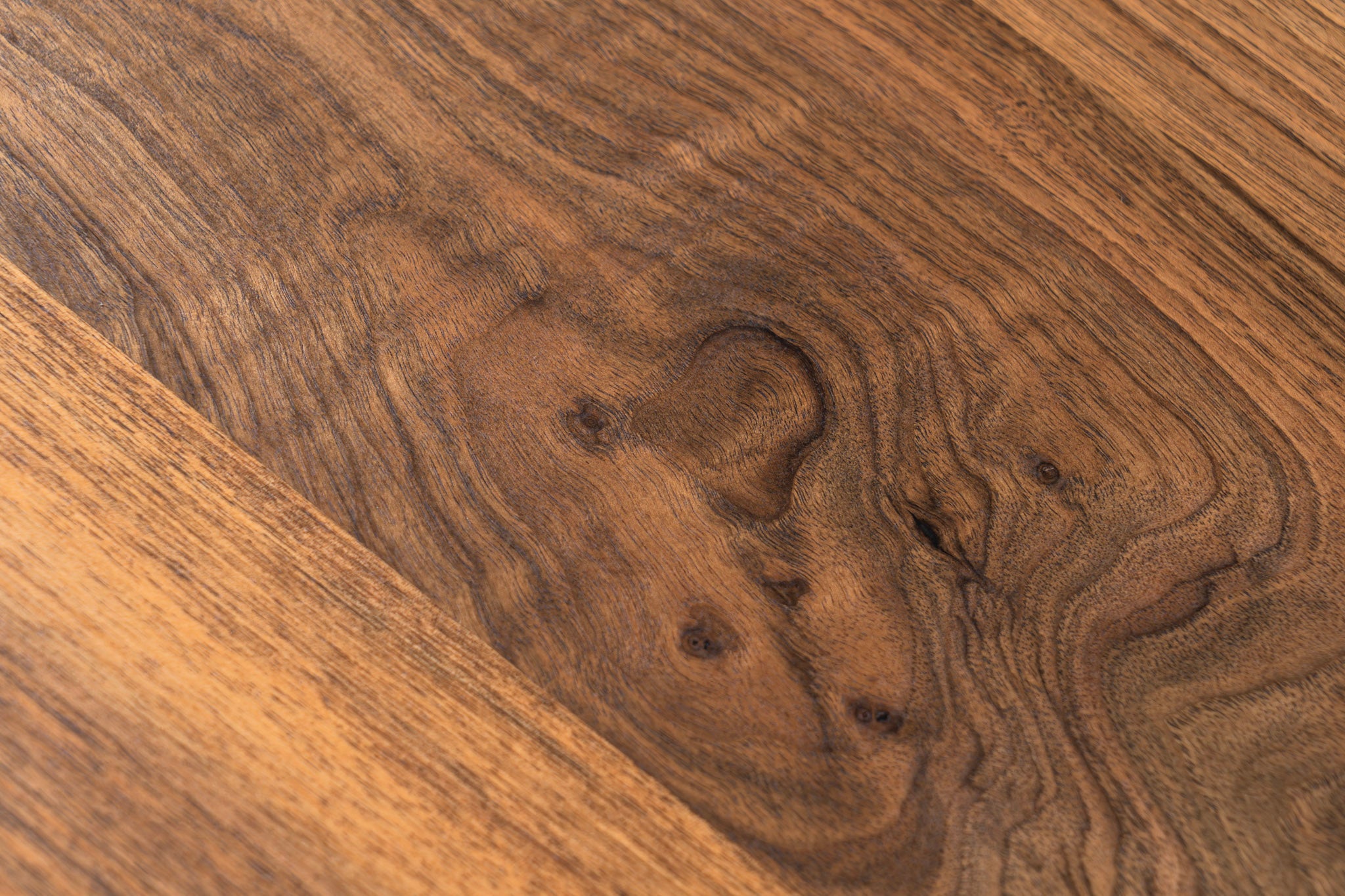 AMBER Walnoothouten eettafel