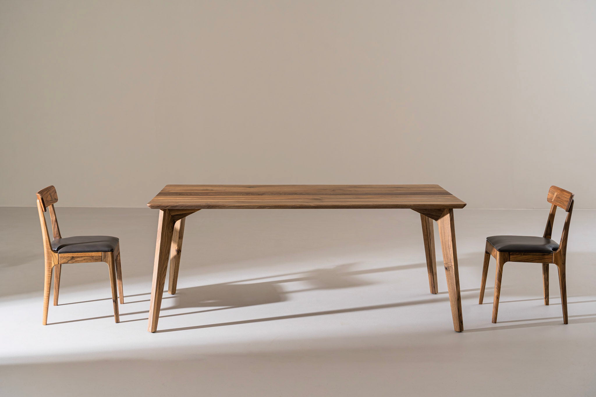 AMBER Walnoothouten eettafel