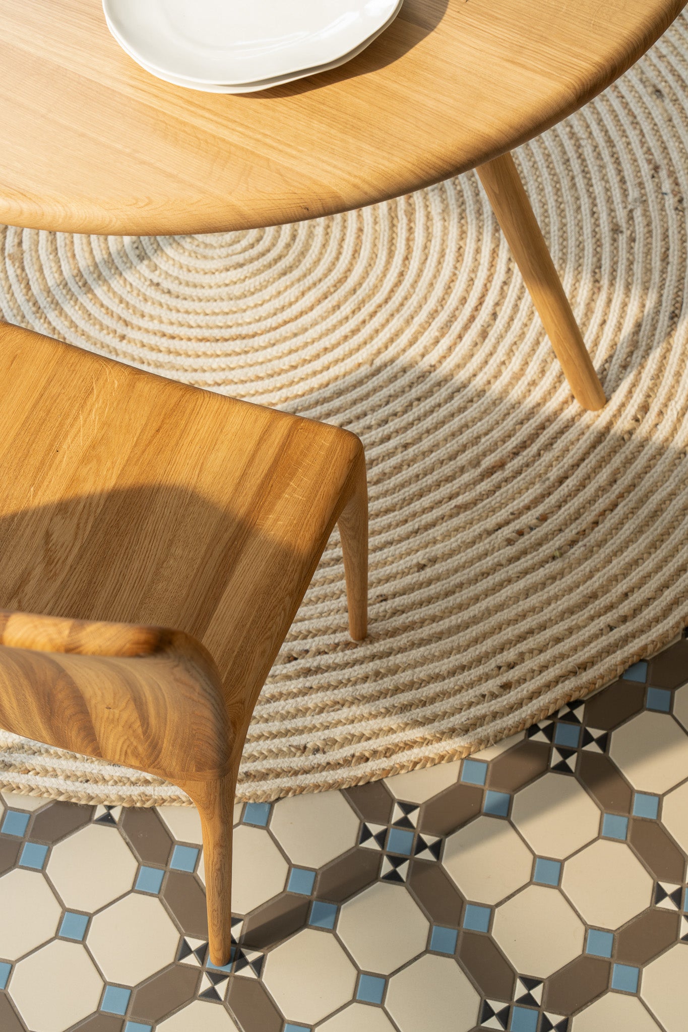 ARLEN | Round Dining Table