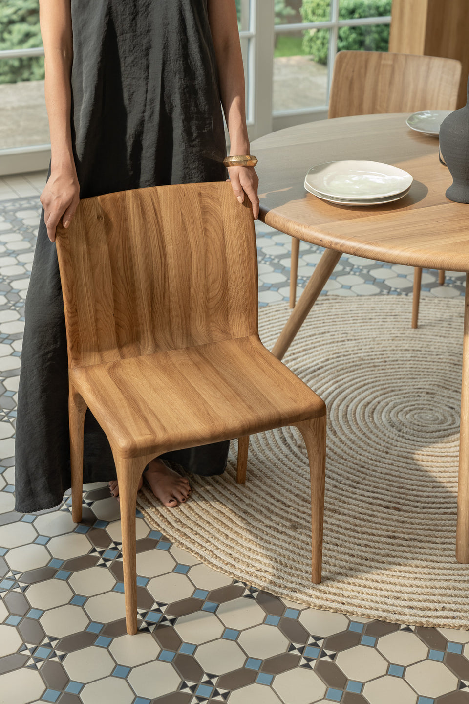 Konisch zulaufende Massivholzbeine, verstärkt mit Stahl.