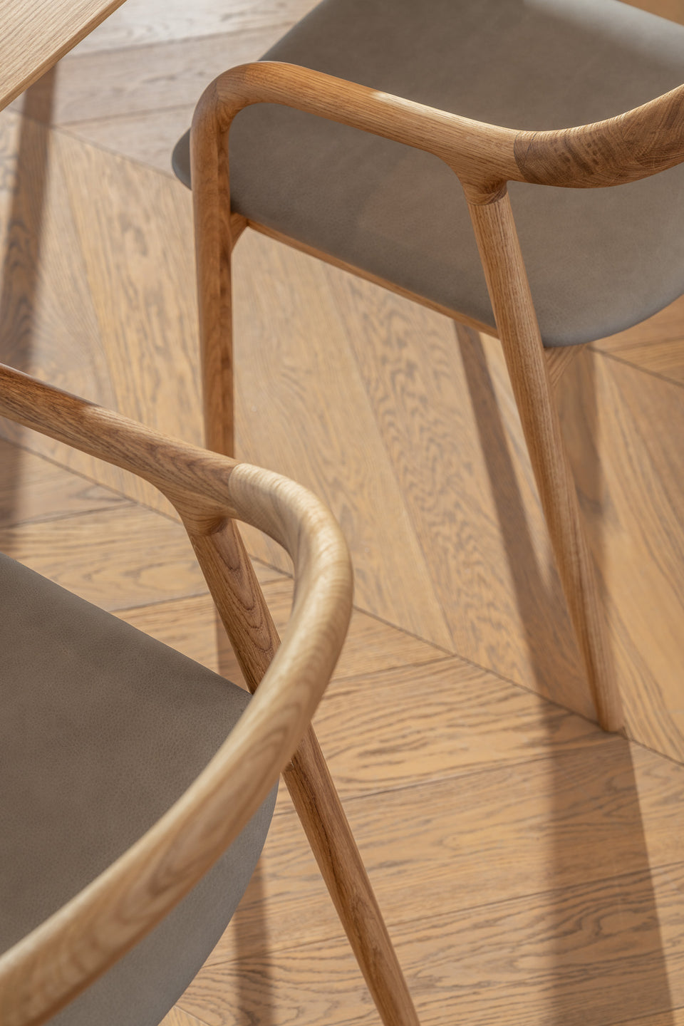 Upholstered seat in Italian linen or leather for long-lasting ease.