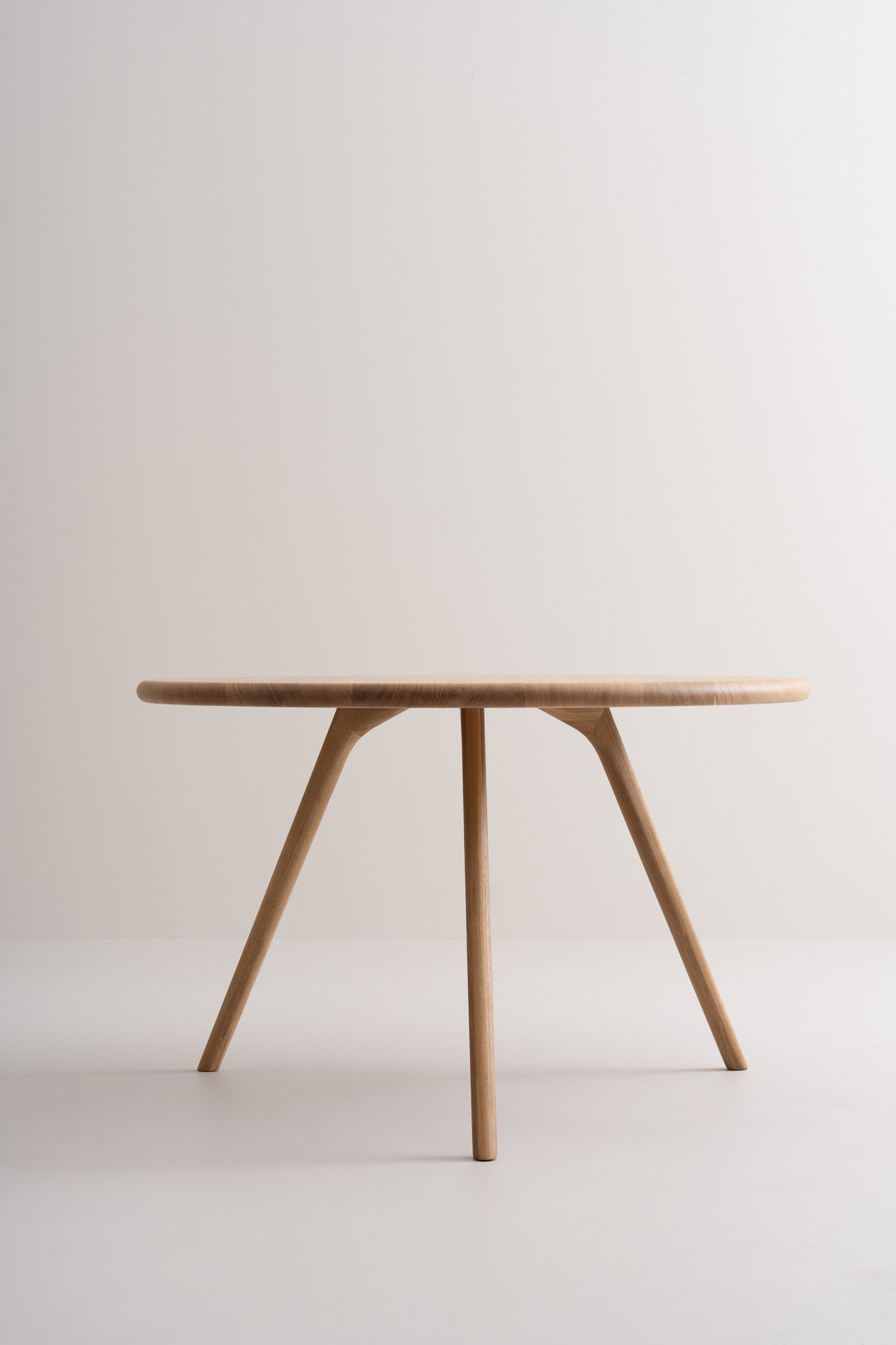 ARLEN | Round Dining Table