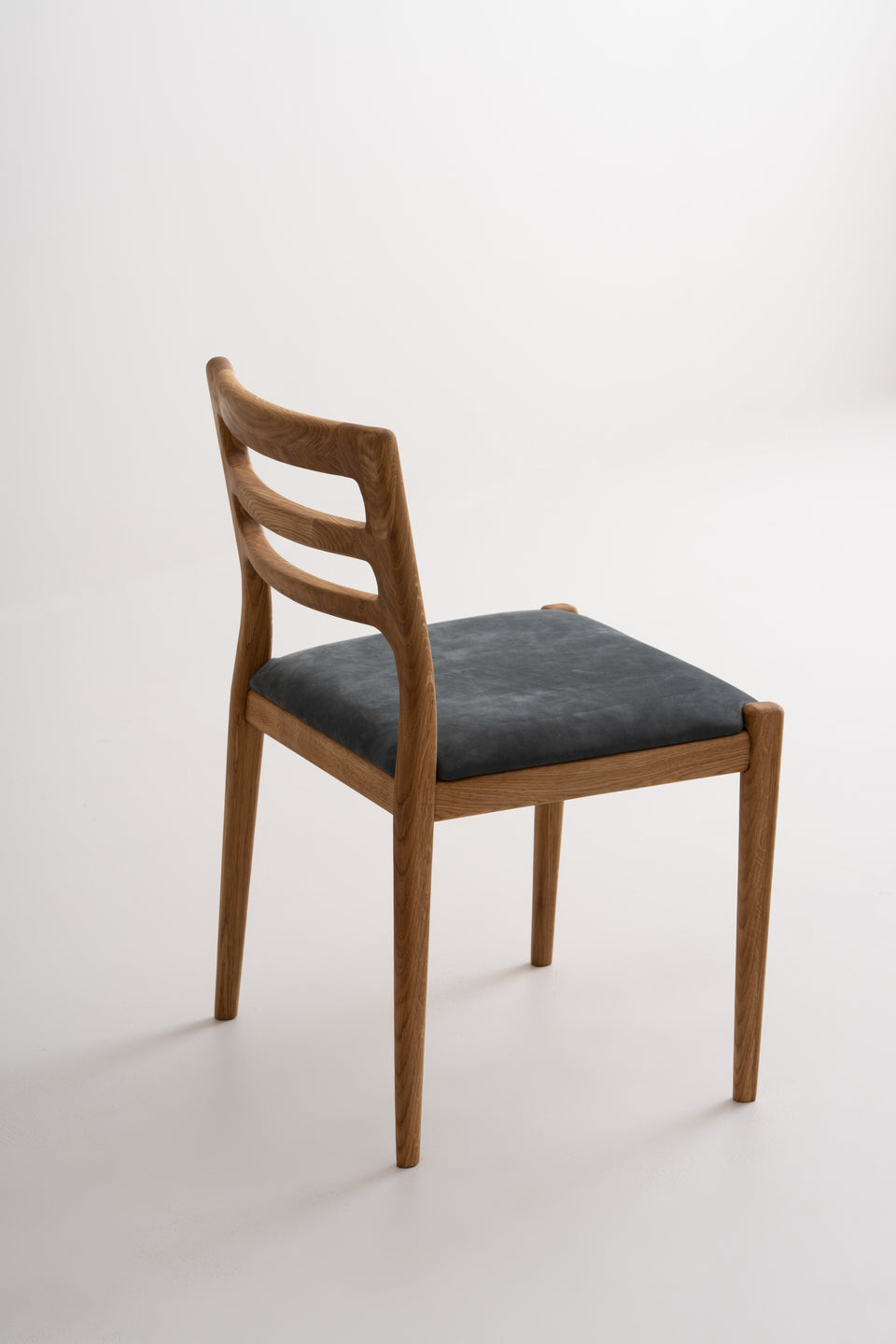 Pieds fuselés façonnés dans un profil ovale–carré pour plus de distinction.