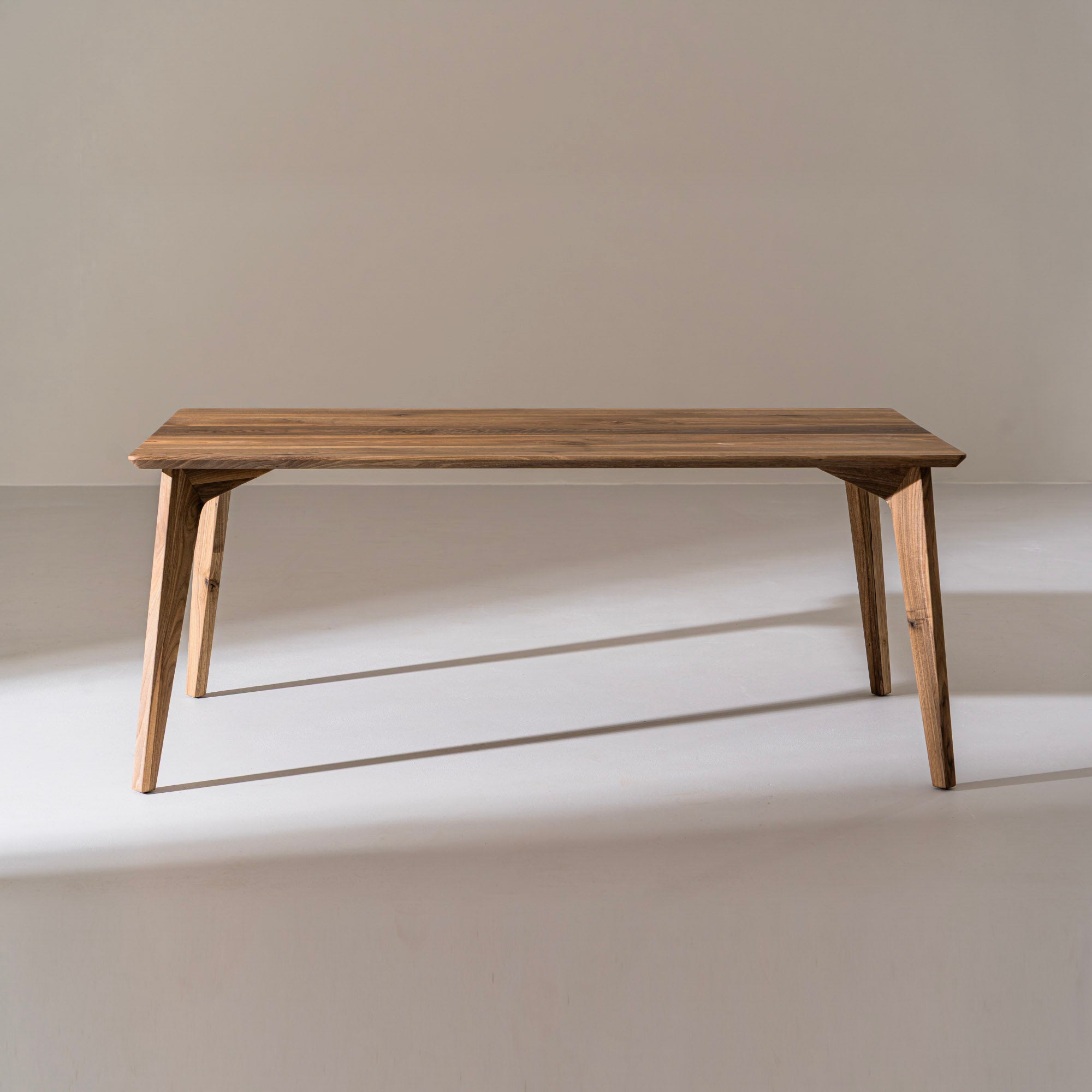 AMBER Walnoothouten eettafel