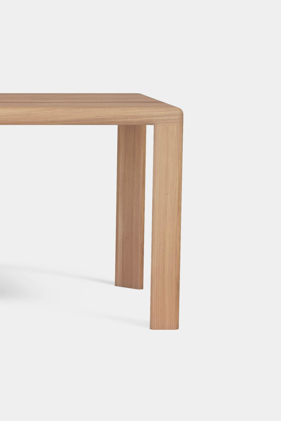 Mid-Century- und skandinavische Einflüsse in einer minimalistischen Silhouette.