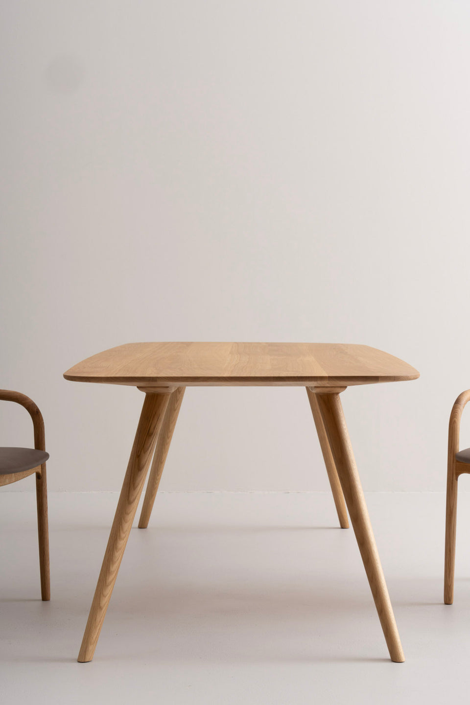 Klare Silhouette, inspiriert von aerodynamischer Form und Ausgewogenheit.