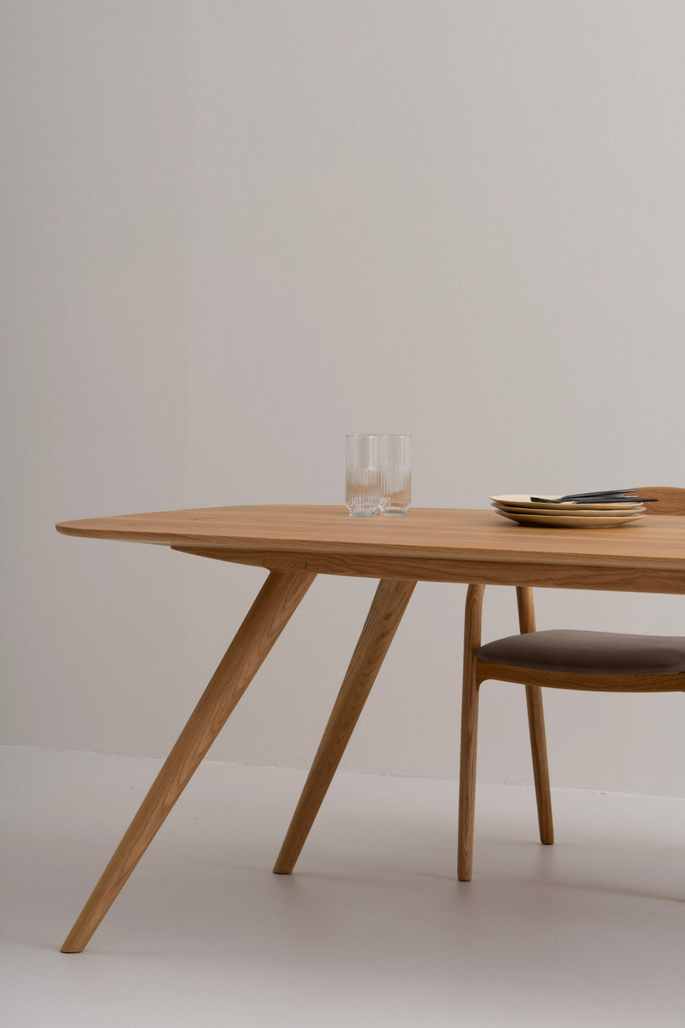 Skandinavische Wärme trifft auf modernistische Schlichtheit.